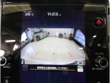 ■リヤビューカメラの映像です。ステアリング連動ガイドラインが、後退時の予想進路を表示し、運転のサポートを致します。