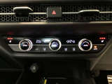 オートエアコンは左右席で独立温度コントロールが可能です。運転席はキンキンに冷やして助手席はマイルドにと言った設定が可能です☆暑さ寒さでケンカすることもなくなりますね♪