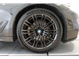 【BMWアロイホイール】軽量かつ強度に拘ったアロイホイール。走行性能ポテンシャルを引き出す設計。タイヤのサイドウォールが強化されたランフラットタイヤは、パンク時にタイヤがつぶれてもリムから外れません。