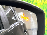 【ブラインドスポットモニタリング】走行中、ドアミラーの死角になりやすい箇所に後続車が接近するとサイドミラー付近に警告を表示、ドライバーに注意喚起をしてくれます。