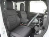 運転席のスペースはゆったりしていていながらも、腰のホールドを増やし長時間乗っても疲れにくいシートとなっております。また座面も頻繁な乗り降りでも破れにくい縫製となっております。