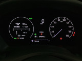 ハイブリット車専用のメーターです。右側の大型スピードメーターに加え、ステアリングスイッチを使って左のマルチインフォメーション・ディスプレイで燃費や動力伝達などの情報が見れるようになっています。