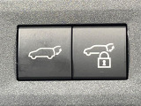 【パワーバックドア】スマートキーや運転席のボタンを押すだけでリアゲートが自動で開閉します!荷物を持っている時や、高い位置にあるバックドアを閉める際に便利な機能です♪