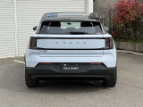 駐車の際は、パーク・パイロット・アシストをご利用ください。ステアリング操作も加減速も、EX30自身が行います。もちろん、並列駐車もお手の物です。