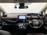 シンプルながら機能性あふれる運転席廻りです。視界性もよく、運転しやすいですよ。