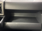 助手席側のインパネトレイは大きくてボックスティッシュも置けます!