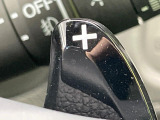 【パドルシフト】ハンドルから手を離さずに素早くシフトアップ&ダウンができるので、エンジンブレーキを使う下り坂や高速道路の合流で加速したい場面で役立ちます。