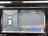 空から見下ろすような視点で、スムーズな駐車と安全確認をサポートする「アラウンドビューモニター」付です。