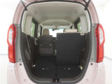 2列目シートは左右独立で倒すことができます。3人乗車状態でより多くの荷物を積むことができます。