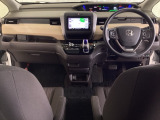 車内は光触媒抗菌消臭施工済です。スタイリッシュなデザインで暖かみのあるインパネ周りを演出します。グローブボックスやカップホルダーのほかにトレーなどたくさんの収納スペースが装備されています。