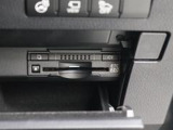 路上に設置されたインフラ設備との双方向通信を行うETC2.0ユニットを搭載。高速道路の進行先の渋滞情報や、停止車両などを画面表示や音声で提供します。