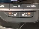 運転席と助手席にはシートヒーターが付いています☆寒い時期に腰周りを温めてくれるので体全体が温まりやすいのは勿論、暖房と違い顔に風が当たらないので、乾燥肌やドライアイの方でも大丈夫☆