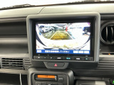 【バックカメラ】運転が苦手な方も車庫入れラクラクです!ギアをリバースに入れれば自動的に切り換わりますので、面倒な操作は不要です♪狭い駐車場もお車を傷つけず安心ですね!