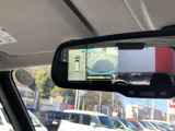 スマートルームミラーです。後部座席に人が座っていても後方を確認できます。