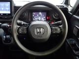ハンドル左側にはオーディオ操作が出来るオーディオリモートコントロールスイッチ、右側にはHonda SENSINGとオートクルーズコントロールのスイッチを装備!