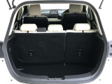 【広々トランクルーム】車体に対してスペースは広めに作ってあります。また、背もたれを倒すとより多くの荷物を乗せることができます。