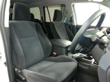 運転席側からの前席ビューです。内装色はブラック系ですので汚れも目立ちにくいです♪