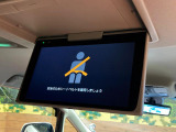 【12.8型フリップダウン】大画面モニターで後席でもエンタメをお楽しみいただけます。家族や友人とお出かけする機会が多い方に大人気です♪