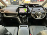 インパネ全体は写真の通りです!広々の運転席!運転席周りのボタンも操作しやすいです!写真で見切れている部分で見たい箇所があればお気軽にお問い合わせください!!