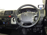 運転席まわりです。 各操作スイッチは使いやすい位置に配置されてます。