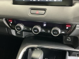 運転席/助手席シートヒーターで寒い日もすぐに温かくなり快適に過ごせます。3段階の温度調整が可能です