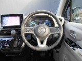 ステアリングハンドルです。オーディオコントロールスイッチが付いて運転中でも手元でオーディオの操作が出来て便利ですよ。