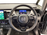 運転にかかわる様々な操作を安全に行えるように視点移動が少なく操作性に配慮されたスイッチ類が凝縮されたコクピットです。