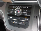 エアコンはオートエアコンでお好みの温度調整が出来、オールシーズン快適にドライブできます!フロントシートの座面に2段階調節のシートヒーターを内蔵。身体を直接温めることができます。