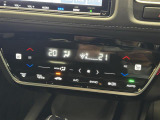 【左右独立オートエアコン】左右独立型、いわゆるデュアルエアコンです。運転席と助手席でそれぞれお好みの温度を設定可能です。