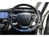運転中もハンドルでの操作が可能です。特に高速道路等の目が離せない運転時には、便利さだけでなく、安全性も兼ね備えております。