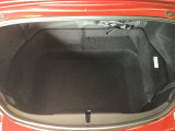 独立型トランク。2人分の荷物をしっかりと載せられること。それは「2シーターのオープンスポーツカー、マツダロードスター」であるために、初代からのゆずれない価値なのです。