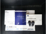取扱説明書に整備手帳兼メーカー保証書も有ります。キーレスアクセスキーも2本あります。