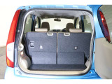 軽でも荷室容量はお任せください。開口部が広いので荷物の出し入れも楽に出来ます。