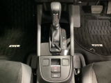 「e:HEV」は、モーター走行を中心にしながら電気エネルギーやエンジン動力を最も効率よく使い分けることができる賢いハイブリッドシステムです。サイドブレーキはスイッチ操作の電子制御パーキングブレーキです