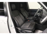 【運転席】ブラック基調のインテリアにハーフレザーシート(合皮/ファブリック※メーカー基準)。シートリフターで座面の高さを調整可能です。シートヒーター・社外フロアマット付です。