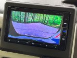 【バックカメラ】駐車時に後方がリアルタイム映像で確認できます。大型商業施設や立体駐車場での駐車時や、夜間のバック時に大活躍!運転スキルに関わらず、今や必須となった装備のひとつです!