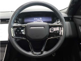 ステアリングの握り心地もさることながら、機能的に考えられ、スイッチ類を少なくすることでデザインの美しさ、素材の良さを際立たせるインテリア空間を作り出しました。