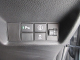 パーキングセンサーや横滑りを防ぐVSA等のスイッチ類は運転席の右側、手の届きやすい位置にあります。