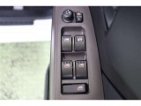 全ての窓が運転席から操作できます。今やほぼ当たり前ですが、無いと不便なアイテムですよね。ドアの施錠・解錠と連動してドアミラーが格納・復帰するオート電動格納機能も装備しています。