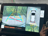 【パノラミックビューモニター】専用のカメラにより、上から見下ろしたような視点で360度クルマの周囲を確認することができます☆死角部分も確認しやすく、狭い場所での切り返しや駐車もスムーズに行えます。