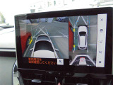 ☆両サイドビューです!左右両サイドに設置されたカメラからの映像を表示し、車両側方の安全確認や狭い小路での接触回避などの操作を補助するモードです。