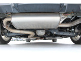 車両の下回り、後方より撮影。マフラーとシャーシに軽微なサビがございます。