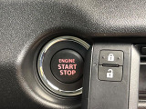 【キーレススタートシステム】カバンやポケットに入れたままでもドアの施錠・解錠が可能なスマートキーを装備。エンジンのオン・オフ時もカギを取り出す必要が無いからとっても便利です♪