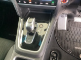 シンプルでとても使いやすいフロアシフトに、パーキングブレーキはフットブレーキタイプです。