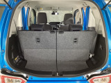 リアシートを使用していても、しっかり積めるワイドなトランクスペース!
