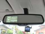 バックミラーにアラウンドビュー映像が映りますので安心して駐車できます。