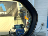【ブラインドスポットモニター】走行中、ドアミラーの死角になりやすい箇所に後続車が接近するとサイドミラーのレンズに警告を表示!ドライバーに注意喚起をしてくれます。