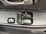 パワーウィンドのスイッチです。運転席に座りながら、助手席や後席の窓を開け閉めできるので大変便利ですよ。
