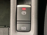 【電動パーキングブレーキ】パーキングブレーキは便利な電動式!ボタン一つで操作でき、アクセルを踏めば自動で解除されます♪レバーやペダルが無いので運転席廻りもすっきりしますね♪