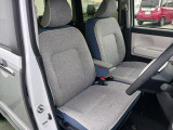 フロントシート(前席)です。よく乗る運転席にも、汚れや使用感も気になりません。肘掛けは、ちょっとした小物入れにもなります。